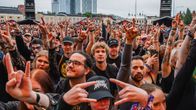 Yleisöä Tuska-festivaalilla pirunsarvet-käsimerkki ilmassa Knocked Loosen keikalla vuonna 2025.