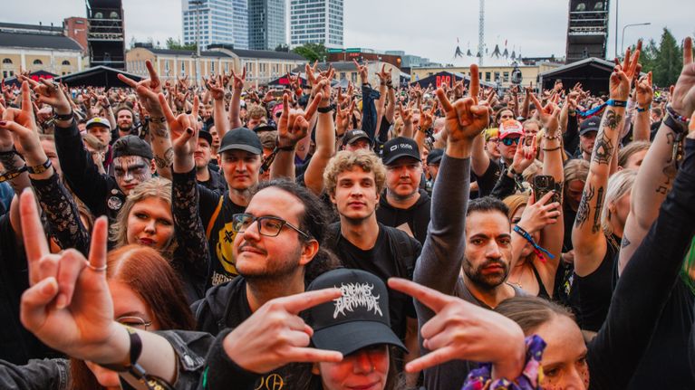 Yleisöä Tuska-festivaalilla pirunsarvet-käsimerkki ilmassa Knocked Loosen keikalla vuonna 2025.