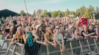 Yleisöä Gasellien keikalla Ilosaarirockissa 2023.