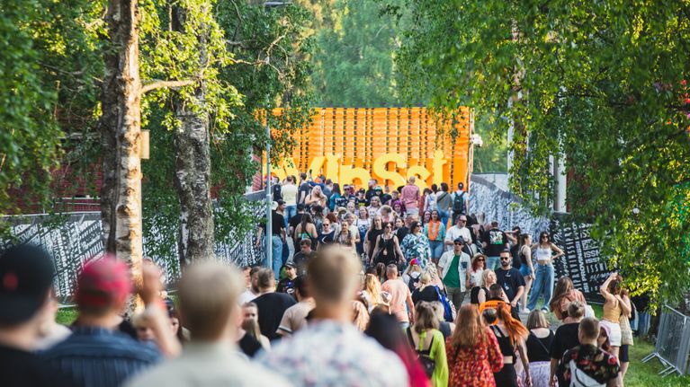 Yleisöä matkalla Provinssiin 2023.