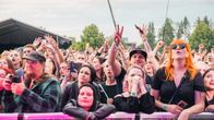Yleisöä VV:n keikalla Ilosaarirockissa 2023.