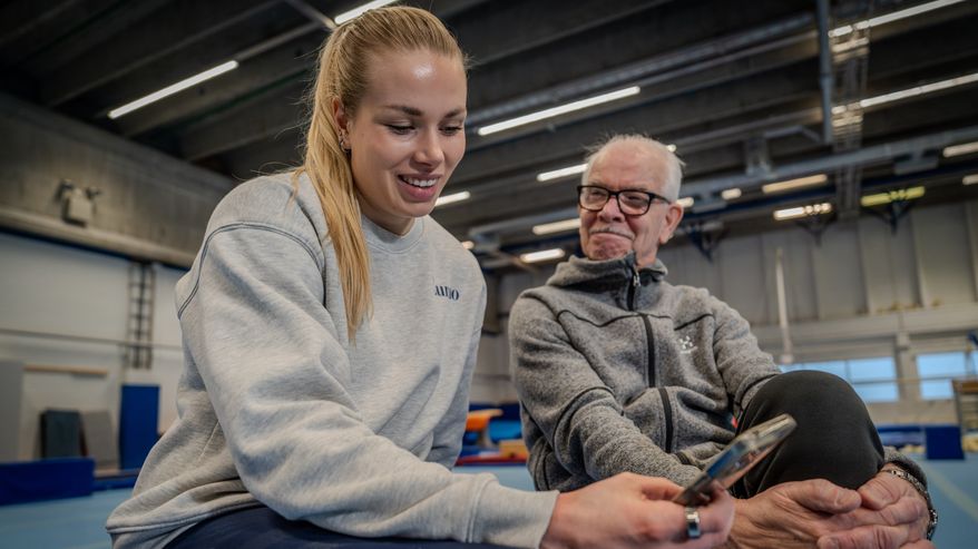 Seiväshyppääjä Elina Lampela ja hänen valmentajansa Rauli Pudas istuvat.