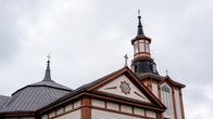 Puisen kirkon julkisivu.