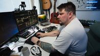 Benjamin Särkkä sitter invid sin dator.