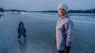 Golffaaja Noora Komulainen ulkoilee Tuusulanjärven rannalla.