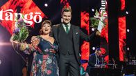 Hanna Hirvonen ja Veeti Tikkanen juhlivat voittoaan Seinäjoen tangomarkkinoiden esiintymislavalla.