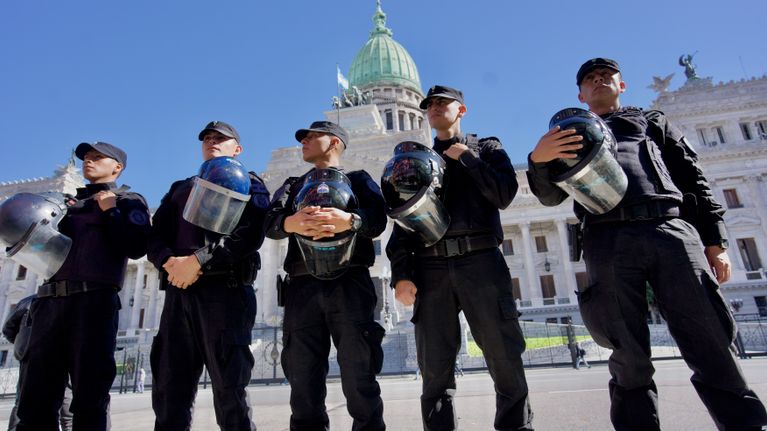 Poliiseja suojaamassa Buenos Airesissa maan kongressirakennusta.