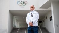 Olympiakomitean uusi huippu-urheilujohtaja Janne Hänninen Olympiastadionin tornin vieressä.