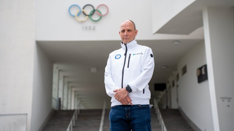 Olympiakomitean uusi huippu-urheilujohtaja Janne Hänninen Olympiastadionin tornin vieressä.