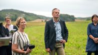 Ympäristö- ja ilmastoministeri Kai Mykkänen ja maa- ja metsätalousministeri Sari Essayah seisovat pellolla.