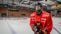 Petra Nieminen harjoittelee jäähallissa.