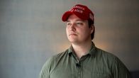 Tommi Finnilä on Trumpin kannattaja ja hänellä on punainen Make America Great Again-lippis päässä.