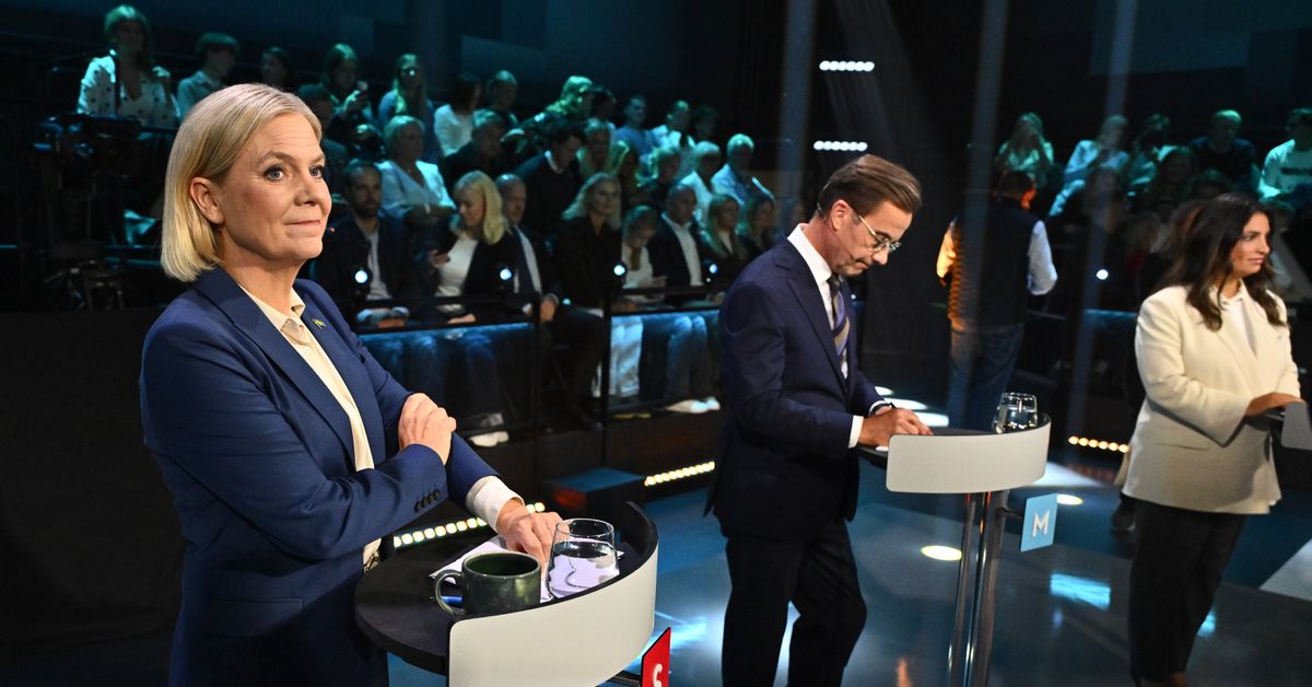 Sosiaalidemokraattien Andersson sekä ruotsidemokraattien puheenjohtaja Jimmie Åkesson saapumassa TV4:n vaaliväittelyyn torstaina. Kuva: Anders Wiklund / EPA