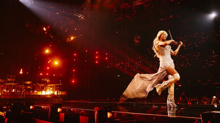 Linda Lampenius spelar violin på Eurovisionsscenen.