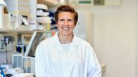 Sara Wickström hymyilee laboratoriossa valkoisessa laboratoriotakissa.