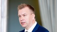 Antti Kaikkonen tiedotustilaisuudessa eduskunnan Valtiosalissa.