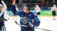 Mikael Granlund tervehtii yleisöä Sveitsi-voitosta.