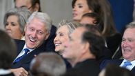 Kuva on tarkennettu kuvan keskelle, jossa Bill ja Hillary Clinton nauravat.