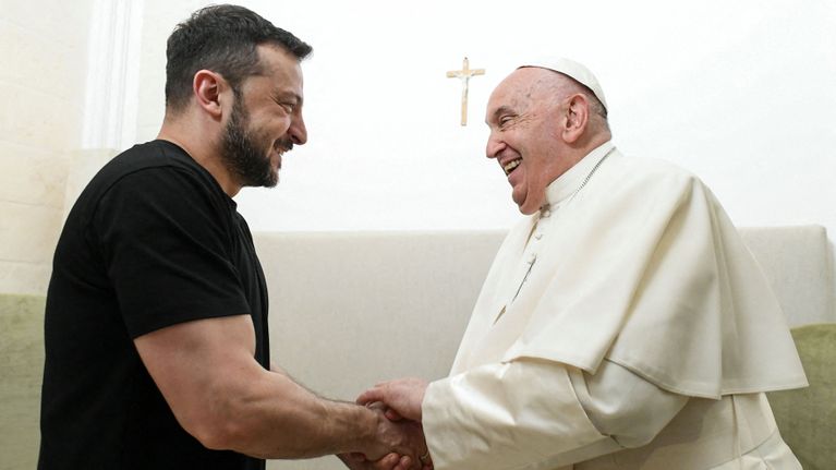 Ukrainan presidentti Volodymyr Zelenskyi kättelee paavi Franciscusta, kumpikin hymyilee.