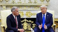Kanadas premiärminister Mark Carney sitter i framför förgyllda prydnader i Ovala rummet med president Donald Trump, som talar och gestikulerar. 