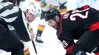 Sebastian Aho aloitustilanteessa jääkiekkokaukalossa.