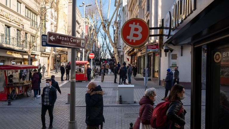 Bitcoinin logo Istanbulin katunäkymässä.
