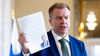 Antti Kaikkonen tiedotustilaisuudessa eduskunnan Valtiosalissa.