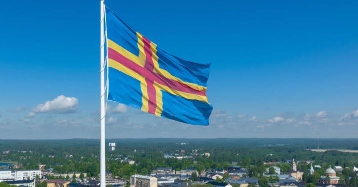maailman-suurin-ahvenanmaan-lippu-nostettiin-j-ttitankoon-haminassa