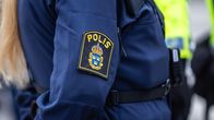 Ruotsin poliisin hihamerkki työvaatteessa.