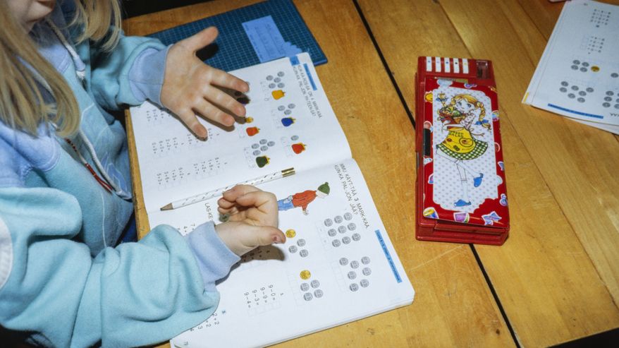 Koululainen tekee matematiikan harjoitustehtäviä Hillerikujan koulussa Helsingissä lokakuussa 1992.
