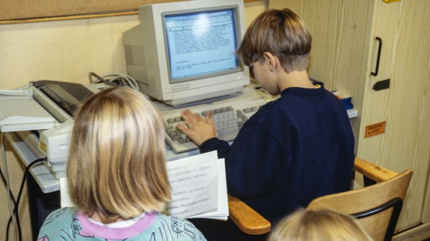 Oppilaat päätteen ääressä oppitunnilla lokakuussa 1992 Hillerikujan koulussa Helsingissä.