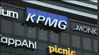 konsulttiyhtiö KPMG:n kyltti rakennuksen seinässä.