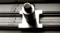 Turun yliopiston IBM 1130 -tietokoneen piirturi tulostaa nuotteja.