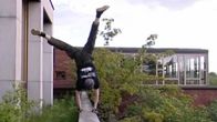 Parkour-harrastaja seisoo käsillään Ajankohtaisessa kakkosessa (2004)