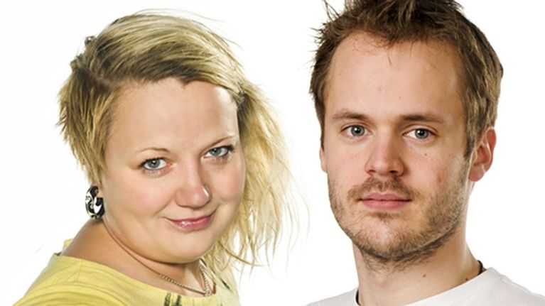 Kia och Dan som tittar in i kameran.