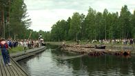 Naiset nipunvedossa -perinnenäytös Heinävedellä Varistaipaleen kanavalla 2004