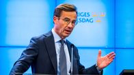 Ulf Kristersson käsi ojossa.
