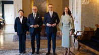 Suomen ja Viron presidenttiparit poseerasivat yhdessä Presidentinlinnassa.