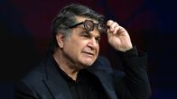 Porträtt på Jafar Panahi, en medelålders man som lyfter på sina solglasögon.