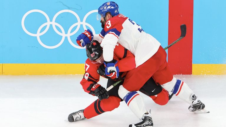 Radko Gudas kaataa Sidney Crosbyn.