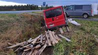 Valokuva poliisin esitutkintamateriaalista jossa pakettiauto ajanut ojaan.