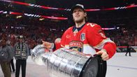 Eetu Luostarinen Stanley Cup -pokaalin kanssa. 