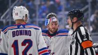 Jonathan Quick keskustelemassa tuomariston kanssa. 