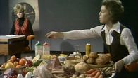 Tohtori Ritva Seppänen esittelee ruoka-aineita ohjelmassa Mitä syömme ja miten (1972)