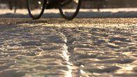 Cykel på isig väg.