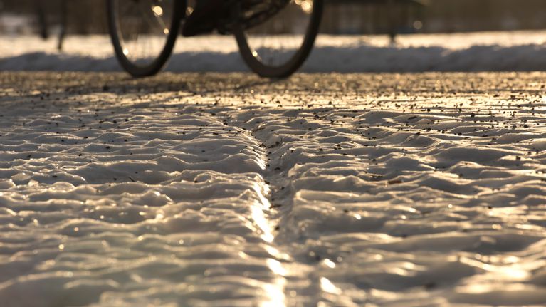 Cykel på isig väg.