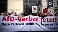 Mielenosoittajat pitelevät ”Kielletään AfD nyt” -kylttiä Berliinissä. 