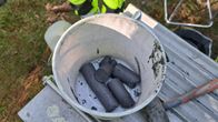 Laukunkankaan suljetun kaivoksen rikastushiekkanäyte ämpärissä. 