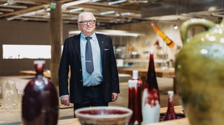 Taide- ja designkeräilijä, kauppaneuvos Kyösti Kakkonen EMMAn taidemuseossa.
