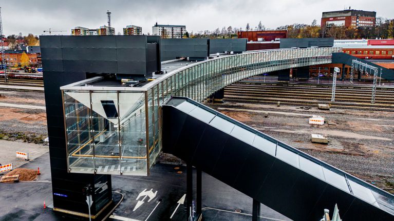 Logomon silta kuvattuna Ratapihankadun suunnasta.